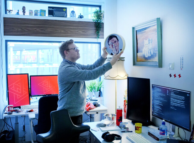 Jørgen henger opp Bill Gates-klokka han kjøpte til det mikroskopiske kode24-kontoret i Aller-bygget på Hasle i Oslo. Foto: Ole Petter Baugerød Stokke