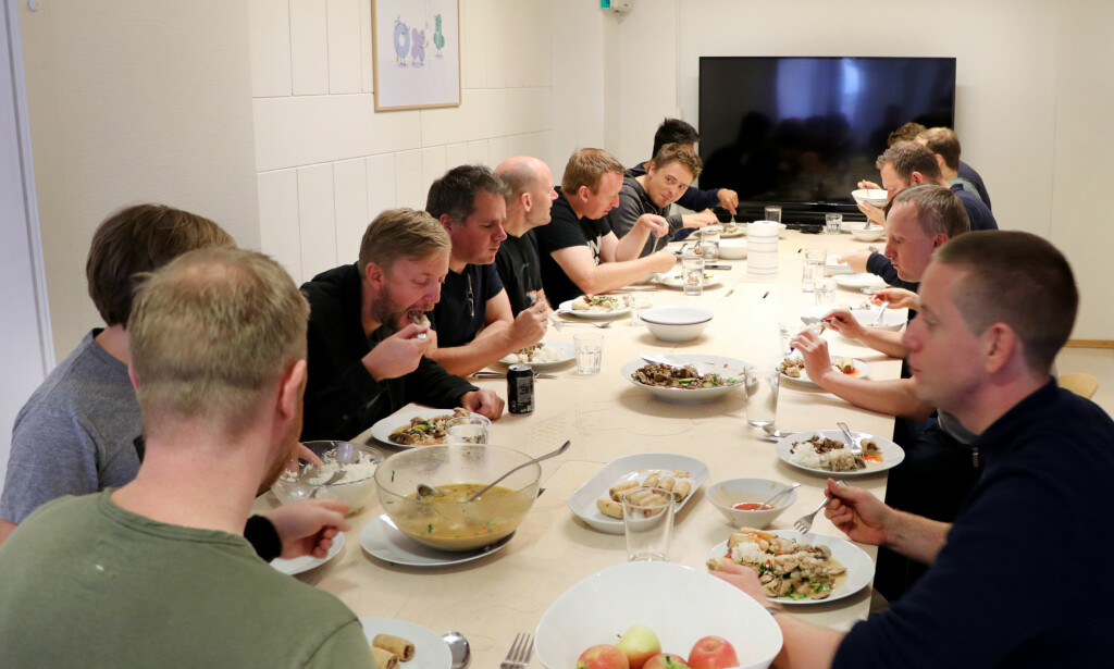 Fiken-gjengen er samlet rundt lunsjbordet. Foto: Jørgen Jacobsen