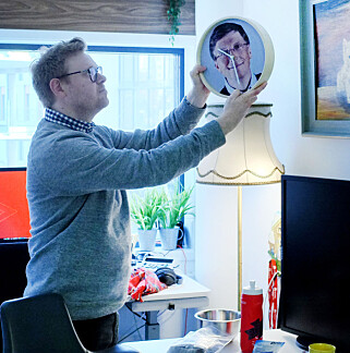 Fagredaktør Jørgen Jacobsen, som her dekorerer kode24-kontoret, tror jQuery har blitt tabu i 2018. 📸: Ole Petter Baugerød Stokke
