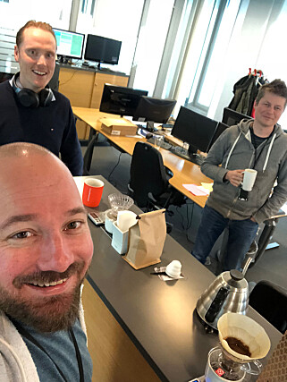 Kaare Nilsen med en aldri så liten kaffeselfie blant kolleger i Klaveness Digital. 📸: Privat