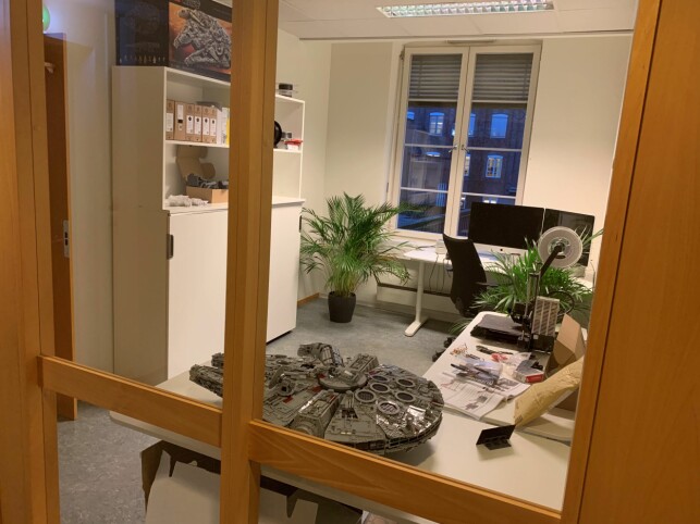 Kontoret til Kåre Blakstad har plass til en gigantisk Lego-Millennium Falcon. 📸: Privat