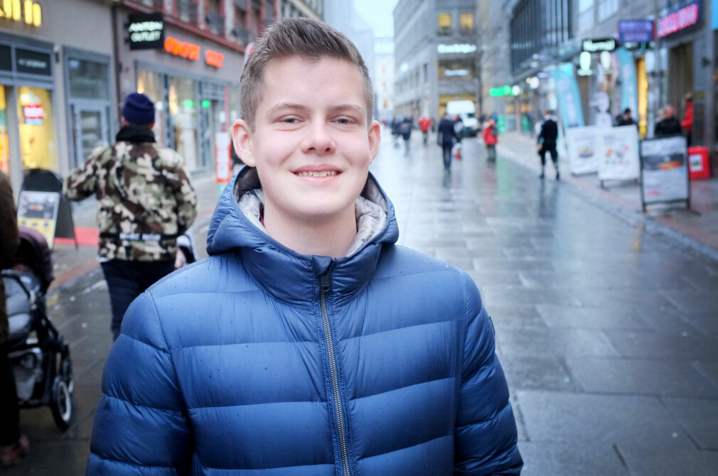 Maximilian Øystå Lloyd slutta på skolen som 16-åring, og jobber nå som selvstendig konsulent. 📸: Ole Petter Baugerød Stokke