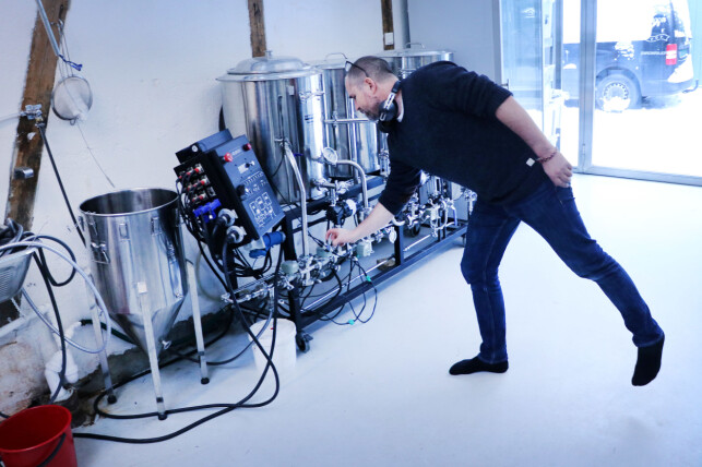 Sanity-utviklerne brygger øl i lokalene. Og den hjemmelagde bryggemaskinen er selvfølgelig også koblet opp i en Sanity-løsning. 📸: Ole Petter Baugerød Stokke