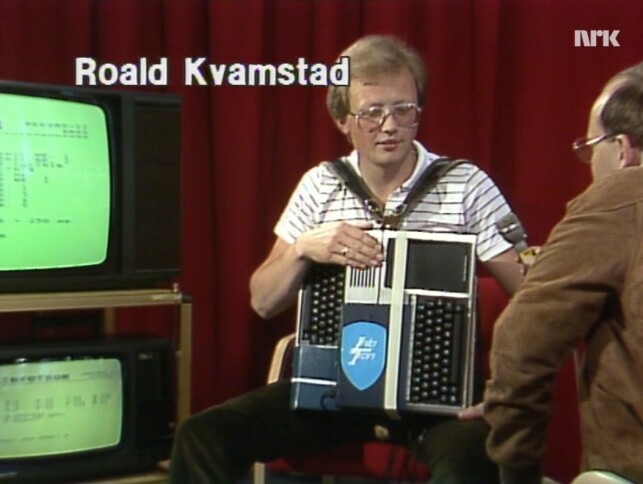 Roald Kvamstad viser frem sitt digitale trekkspill. 📸: NRK