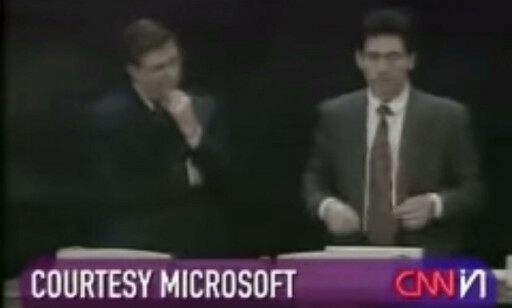 Bill Gates og Chris Capossela på scenen rett før blåskjermen dukker opp. 📸: YouTube