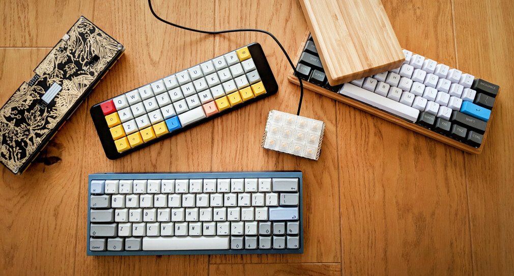 Her ser du tastaturene Eivind B. Smedseng har bygget selv. De har blitt stadig mer kompakte, så han lettere kan ta dem med seg ut som konsulent. 📸: Eivind B. Smedseng