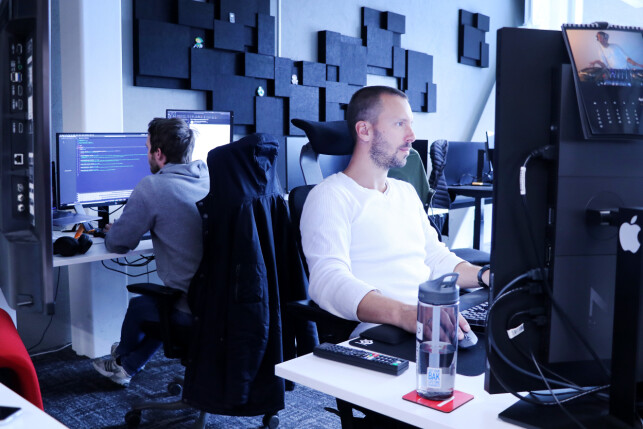 Utviklerne i TV 2 Sumo bruker en hel haug ulike teknologier og språk for å sette sammen tjenesten sin. De velger det som passer best for oppgaven. 📸: Ole Petter Baugerød Stokke