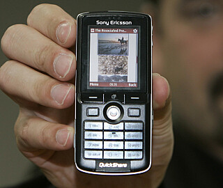 I 2006 så fortsatt nettsider slik ut på mobiltelefoner. Her viser Opera CEO Jon Von Tetsczner frem Opera-nettleseren på en Sony Ericsson-telefon.📸: Lenny Ignelzi / Scanpix