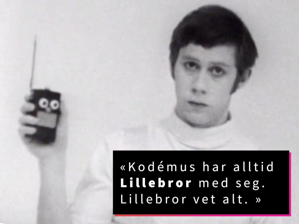 Tor Åge Bringsværds novelle Kodémus ble senere filmatisert av Fjernsynsteatret på NRK. Her står hovedpersonen, spilt av Knut Walle, sammen med dingsen Lillebror, som er skremmende lik dagens mobiltelefoner. Selv om de viste seg å ikke få to øyne, nese og munn. 📸: NRK / kode24
