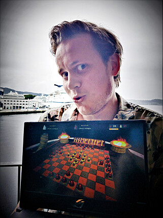 Kenneth Engelsen lager Viking Chess - Hnefatafl. 📸: Privat