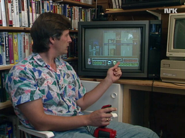 Sosionom og medieforsker Kåre T. Pettersen spiller her RoboCop 2-spillet på Amiga. Han peker og forklarer hvordan dreping gir poeng, og hvordan den røde brusboksen nederst til høyre trolig skal gi barn mer lyst på brus. 📸: NRK