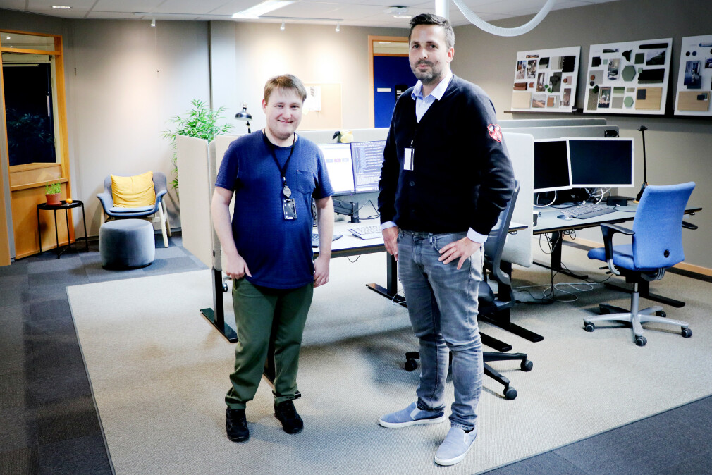 Utviklerne Simon Ingebrigsten og Christian Simonsen står her i en test-pod, en prototype på hvordan Lånekassens nye kontorer vil se ut på Helsfyr. 📸: Pernille Johnsen