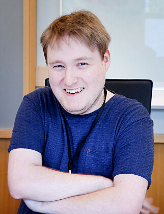 Simon Ingebrigsten er 25 år og fikk jobb i Lånekassen før han var ferdig studert. Interessen for programmering meldte seg allerede i 12 års alderen. 📸: Pernille Johnsen
