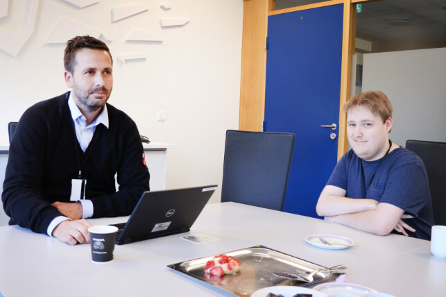 Utviklerne Simon Ingebrigsten og Christian Simonsen ved Oslo-kontoret. Blodsukkerjustering må til under intervju, mener kommunikasjonsrådgiveren. 📸: Pernille Johnsen