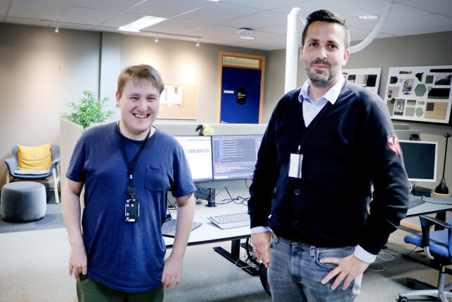 Utviklerne Simon Ingebrigsten og Christian Simonsen jobber side om side med å få Lånekassen til Azure. 📸: Pernille Johnsen