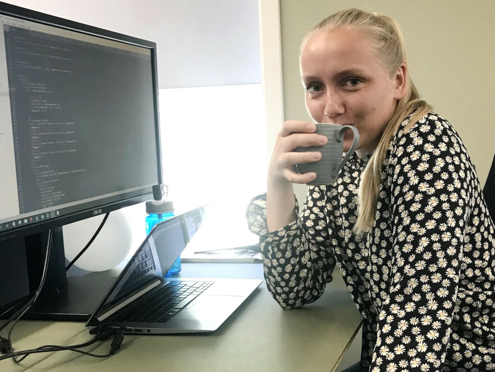 Andrine Lossius studerer datateknologi på NTNU, her fra jobben hun hadde i sommer. 📸: Privat