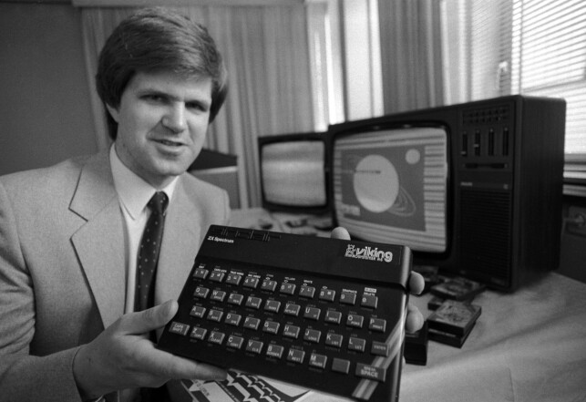 "Hjemmedatamaskiner / PC-er kommer i stadig mindre og mer avanserte versjoner. Her viser produktsjef Jørgen H.V. Gerdrum i Viking Mikrosystemer A/S fram en av de nyeste på markedet, en Sinclair ZX Spectrum." 📸: Erik Thorberg / NTB Scanpix