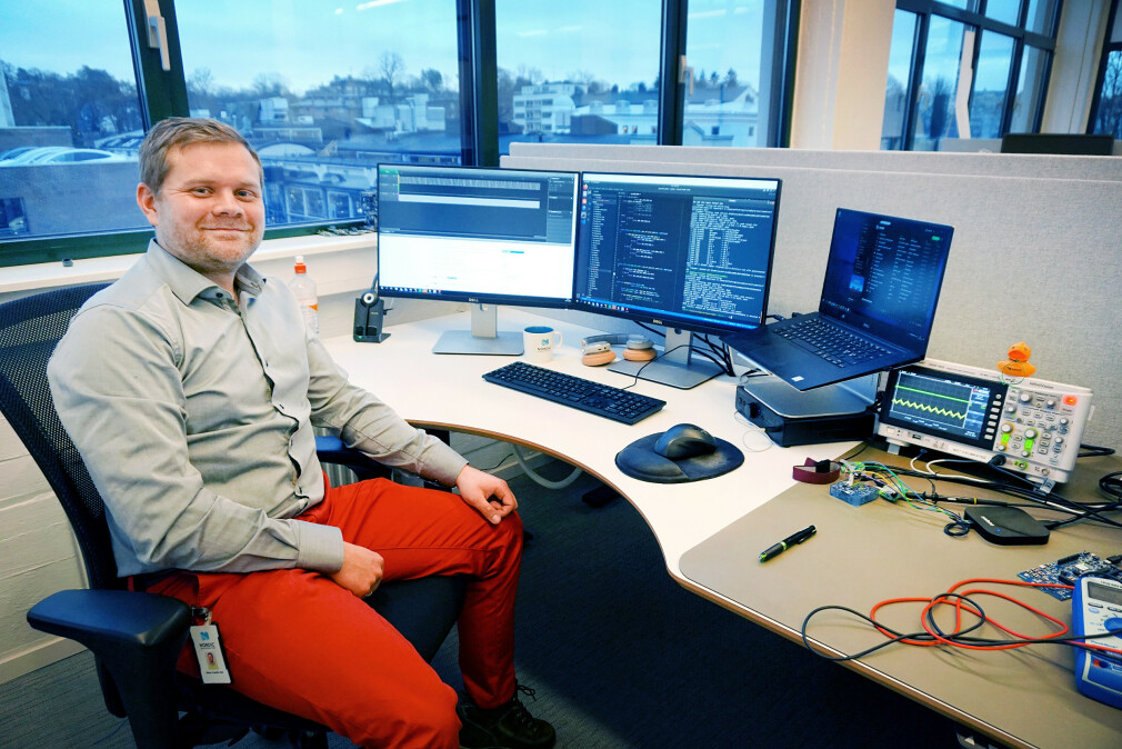 Ukas Koder Kristoffer Rist Skøien på pulten sin hos Nordic Semiconductor. 📸: Privat