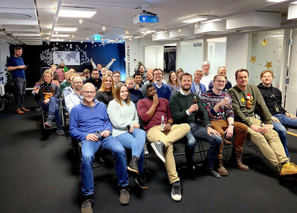 Her er mye av gjengen på Oslo-kontoret til Shortcut samla før juleferien. Daglig leder Marius Mathiesen sitter helt til venstre på første rekke. 📸: Privat