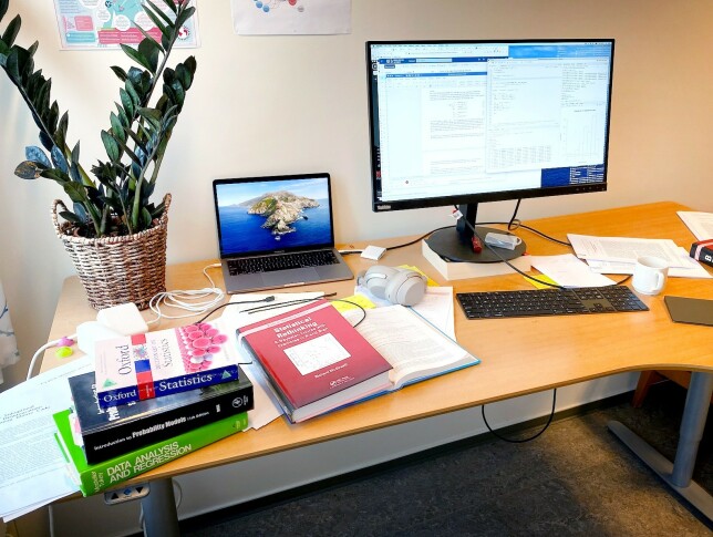 Einar Holsbø kaller dette bildet av pulten sin for "pultie.jpg". Pultie. Det begrepet skal vi søren meg begynne å bruke. 📸: Privat