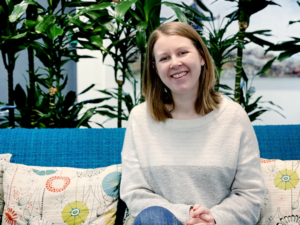 Nina Angelvik tenkte egentlig å studere språk, men oppdaga gleden ved programmeringsspråk, og jobber nå som utvikler i FINN. 📸: Privat