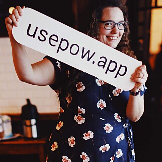 Mens-appen POW! er i dag en nettside, på usepow.app. Benedicte Raae synes det er best slik, i alle fall foreløpig. 📸: Maria Sivertsen