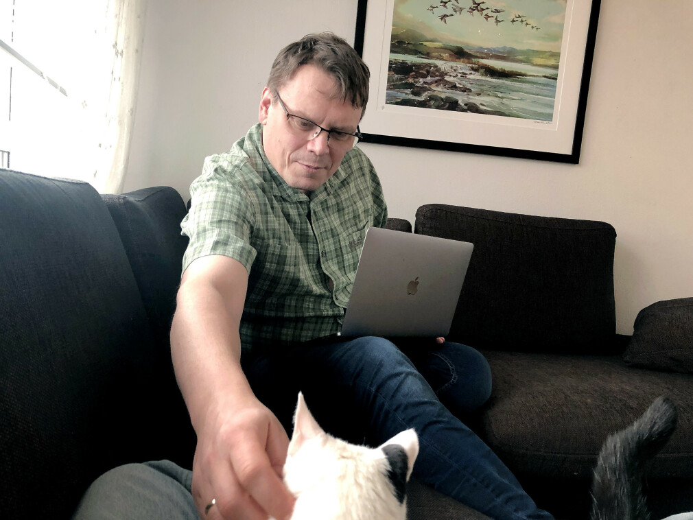 Bård Singstad på hjemmekontoret sitt, hvor han blant annet får selskap av en katt. 📸: Privat