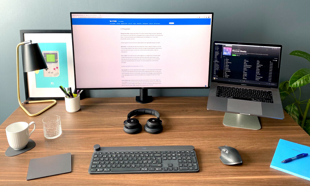 "Ekstern skjerm, mus, tastatur og en god stol kan gi store utslag på trivsel og effektivitet gjennom en arbeidsdag". Her fra forfatterens eget hjemmekontor. 📸: Privat