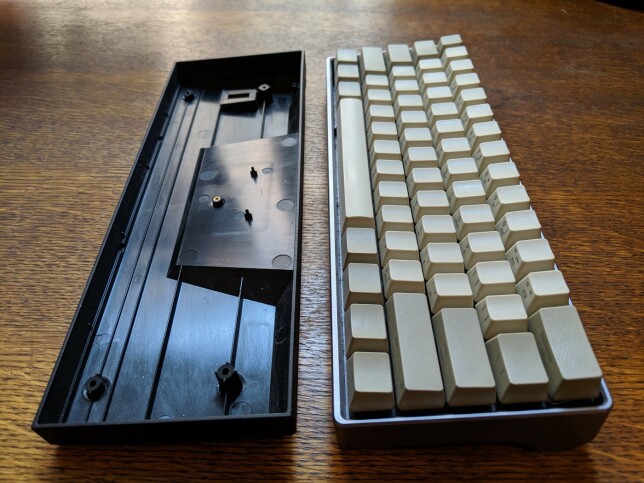 Kabinett i plast til venstre, og tastatur montert i kabinett av aluminium til høyre.