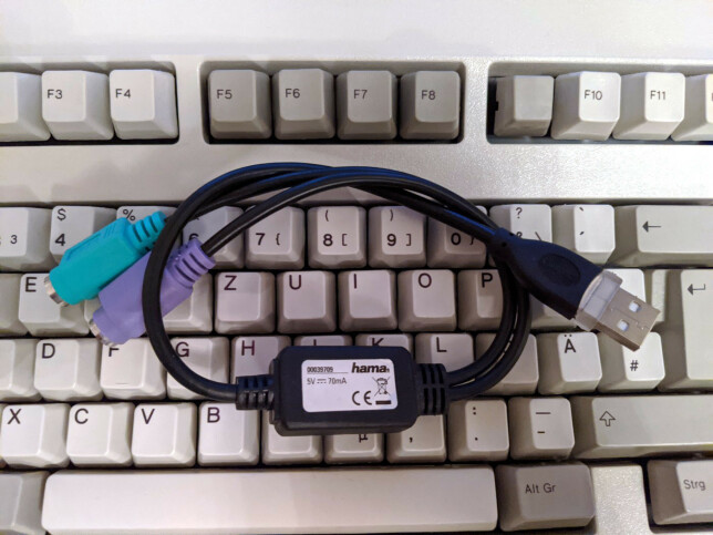 En ekte PS/2 til USB omformer og et Model M -tastatur fra 1993. 📸: Teodor Ande Elstad