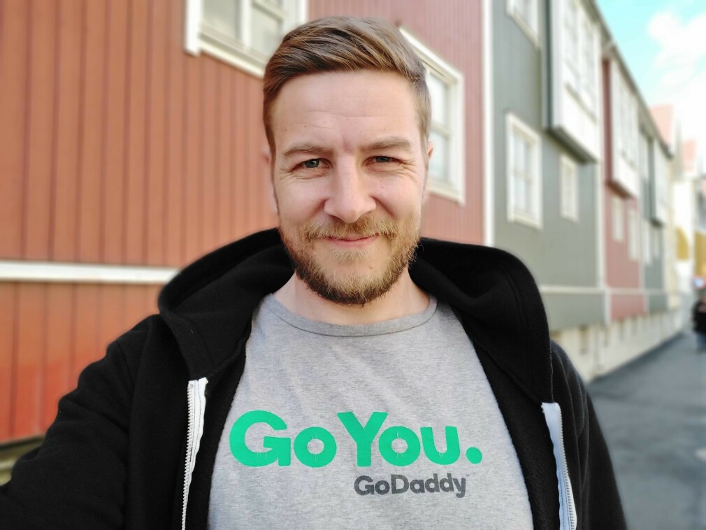 Jan-Erik Carlsen fikk seg jobb i GoDaddy da han bodde i USA. Men han har fortsatt fra hjemmekontor etter at han flytta tilbake til Norge. 📸: Privat