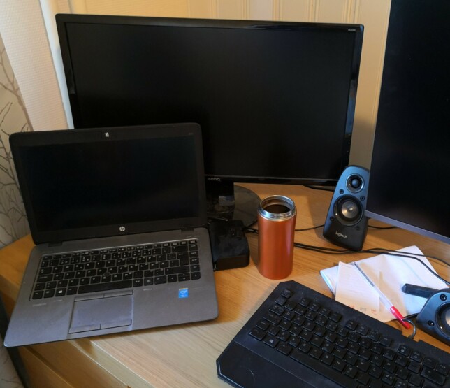 Frøysund jobber fra en ganske ordinær laptop han har fått fra jobben. 📸: Privat