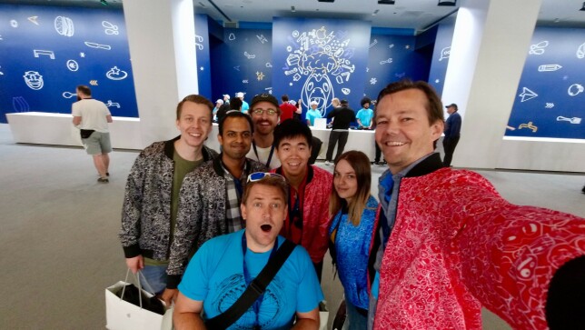 Khoa Pham i midten, sammen med kollegene sine i Shortcut, under fjorårets WWDC. 📸: Privat
