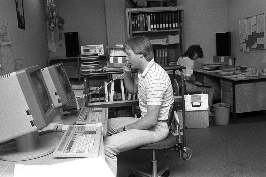 "Mann i arbeid ved datamaskiner/computere i Statistisk Sentralbyrå" forteller NTB Scanpix. Bildet er fra 1984; samme tid som Per-Arne Rindalsholt underviste COBOL-programmering på Datahøyskolen og NKI, som vi dessverre ikke finner noen bilder av . 📸: Bjørn Sigurdsøn / NTB Scanpix