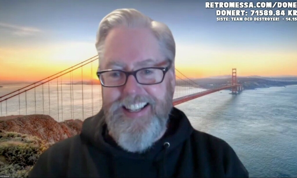 David Brevik prater med Retromessa med Golden Gate Bridge som bakgrunnsbilde. Men når han får høre at det finnes en Breviksbrua, lover han å vurdere et bytte. 📸: Retromessa