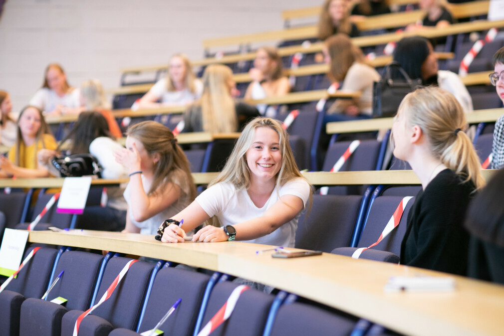Å ha en utdanning vil nok aldri være noen ulempe, men mange norske arbeidsgivere sier nå at de er åpne for å ansette selvlærte utviklere. Her fra "Velkomstdag for jenter 2020" på Fakultet for informasjonsteknologi og elektroteknikk ved NTNU. 📸: NTNU