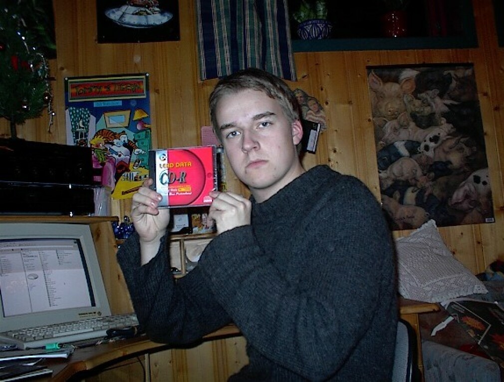 4. januar 2001, gutterommet i Hovenga, Porsgrunn. Jeg har nettopp brent en CD. Kanskje med noen nettsider på. Det var sånn jeg rulla. 📸: Privat