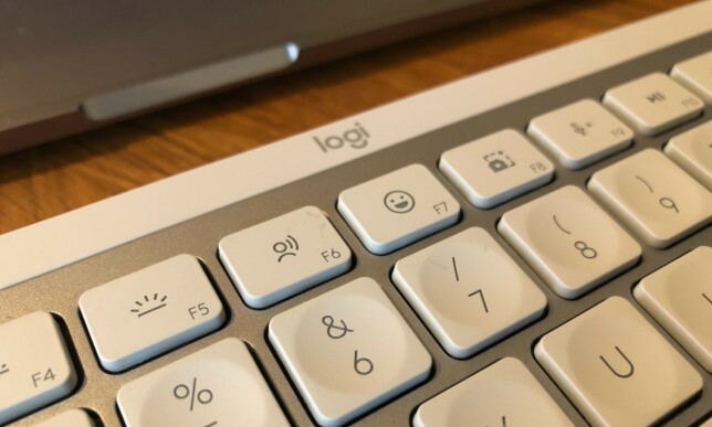 Tastaturet kommer med egen emoji-tast. 📸: Jørgen Jacobsen