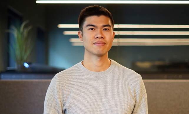 Johan Chen jobber med skjemaene til Nettbureau. Han forteller at forventningene er annerledes i Sverige. 📸: Nettbureau
