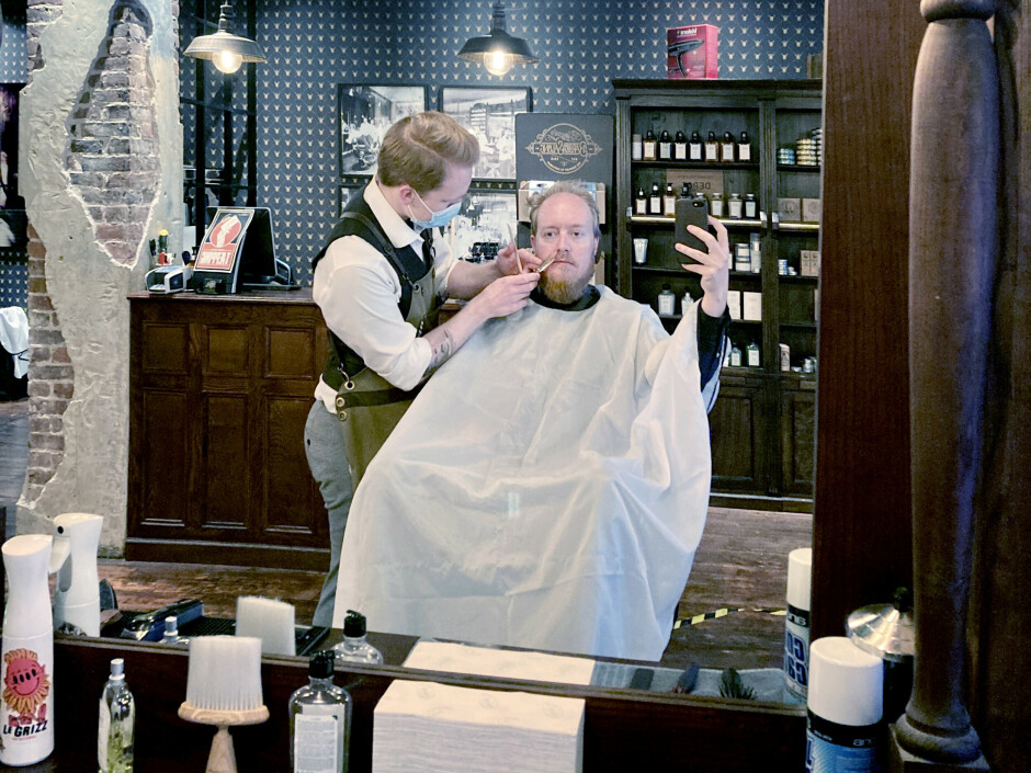 Øyvind Storli Hoel i barberstolen, mens Fredrik Kvalvik gjør det han gjorde da han var barberer. Nå er han utvikler - uten hverken utdanning eller erfaring, men med erfaring fra serviceyrker. 📸: Privat