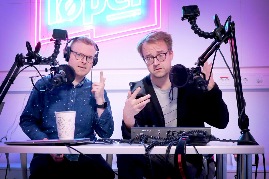 kode24-timens Jørgen Jacobsen og Ole Petter Baugerød Stokke tjuvlåner Rød Løper sitt podcast-studio. 📸: Ole Petter Baugerød Stokke