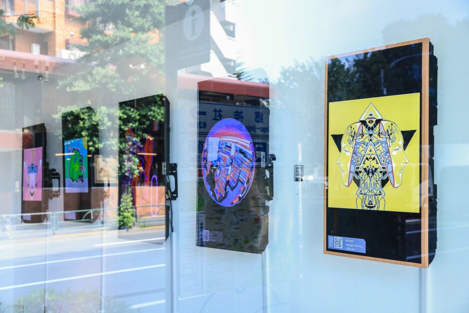 Digitale kunstverk fra ulike kunstnere på utstilling før åpningen av CrypTOKYO Blockchain Art Exhibition 2021 i Shibuya City. 📸: Stanislav Kogiku/SOPA Images/Shutterstock