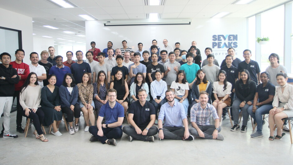 Seven Peaks Software holder til i Bangkok, og har ansatte fra hele verden. Bak står en nordmann, og selskapet styres i stor grad av nordmenn den dag i dag. Foran ser du Leif Mork, Jostein Aksnes, Andy Watts og Roy Ivar Moe. 📸: Seven Peaks Software
