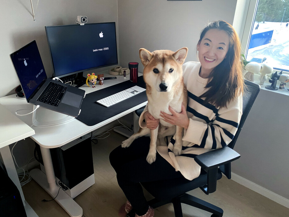 Utvikleren Anna Li i Bekk jobber fra hjemmekontoret to dager i uka, når hun ikke må sitte der hele tida, som nå. 📸: Privat