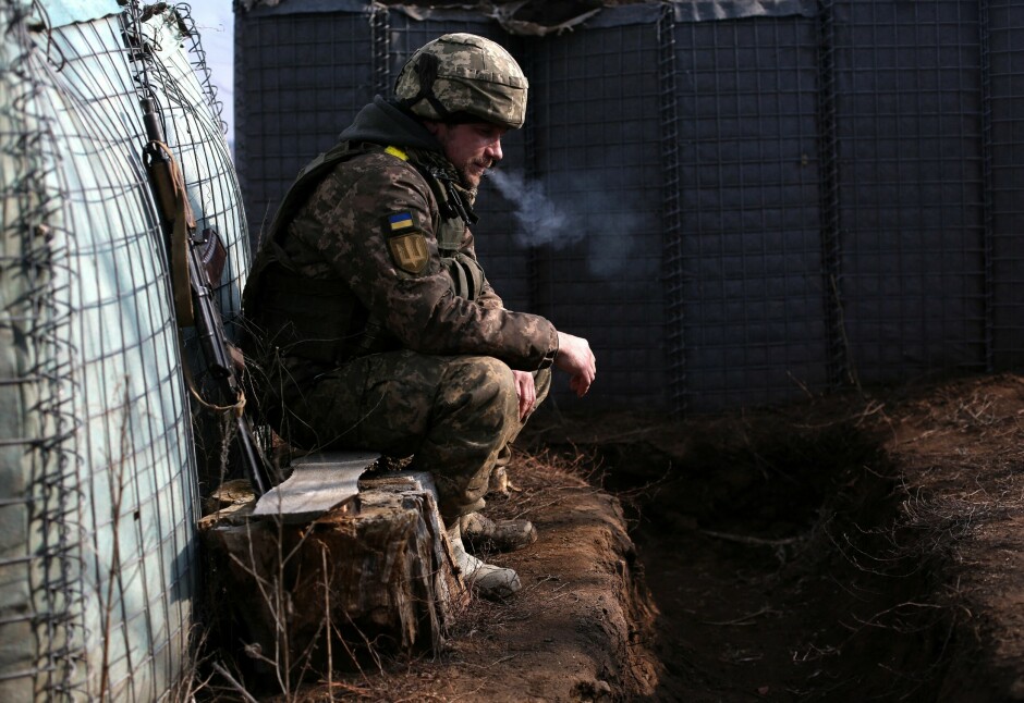 Ukrainsk soldat i posisjon nær Troitske i Lugansk-regionen i Ukraina. 📸: Anatolii STEPANOV / AFP / NTB