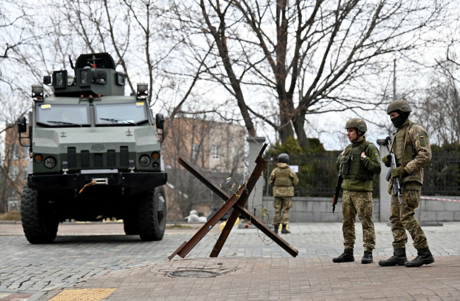 Ukrainske soldater blokkerer en vei i Kiev, Ukraina. 📸: Sergei SUPINSKY / AFP / NTB