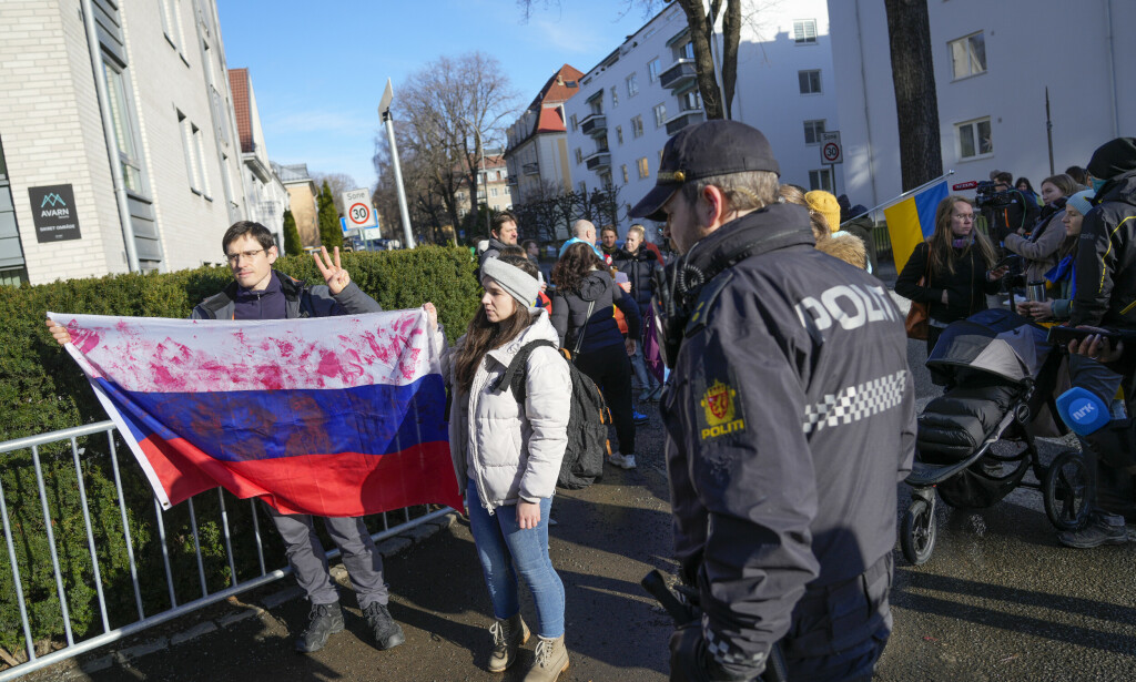 Demonstrasjon foran den russiske ambassaden i Oslo. Både russere og ukrainere møtte opp for å markere sin motstand mot de pågående krigshandlingene i Ukraina. 📸: Heiko Junge / NTB