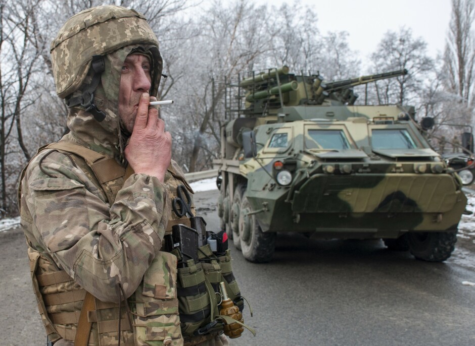 En ukrainsk soldat tar seg en røyk uten for Kharkiv, lørdag 26, februar 2022. 📸: AP Photo/Andrew Marienko