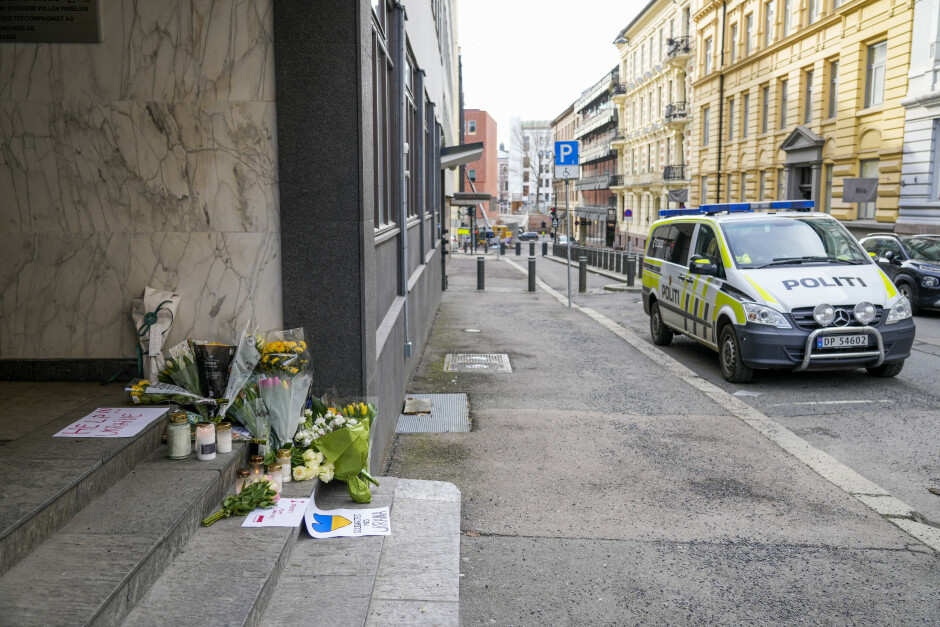 Blomster, lys og lapper med ord om fred i Ukraina er lagt ved trappen utenfor den Ukrainske ambassade. 📸: Heiko Junge / NTB
