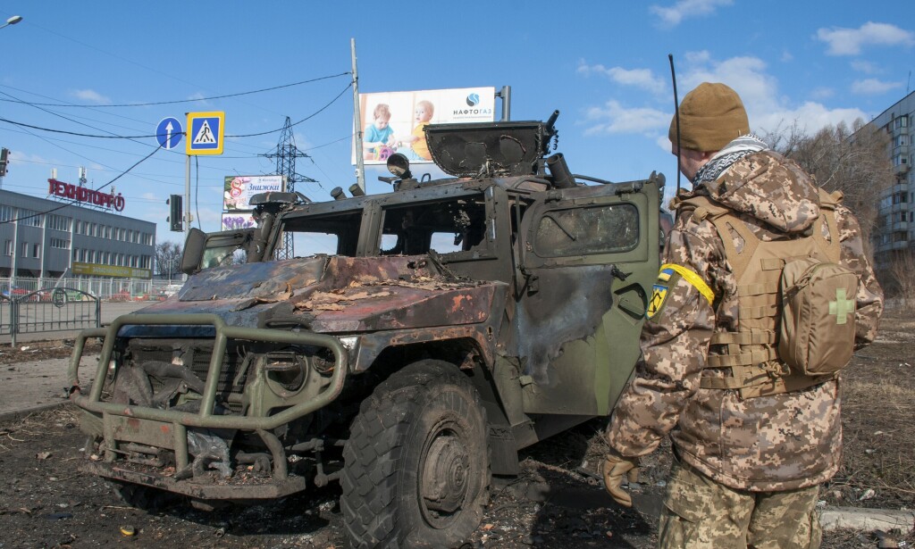 En ukrainsk soldat inspiserer en ødelagt millitærbil etter kamper i Kharkiv, Ukraina. 📸: AP Photo / Marienko Andrew / NTB